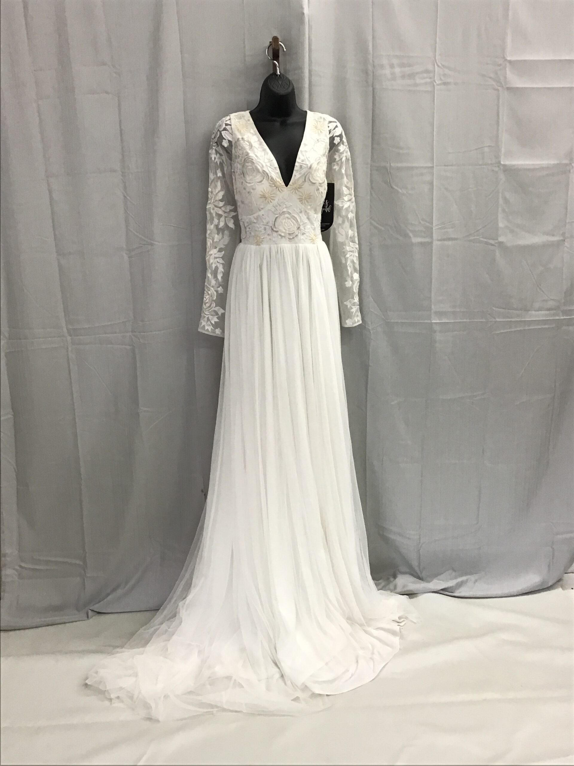 Lotus Threads Women Bridal Gown, White Gown w Floral Long Sleeves Size 8
