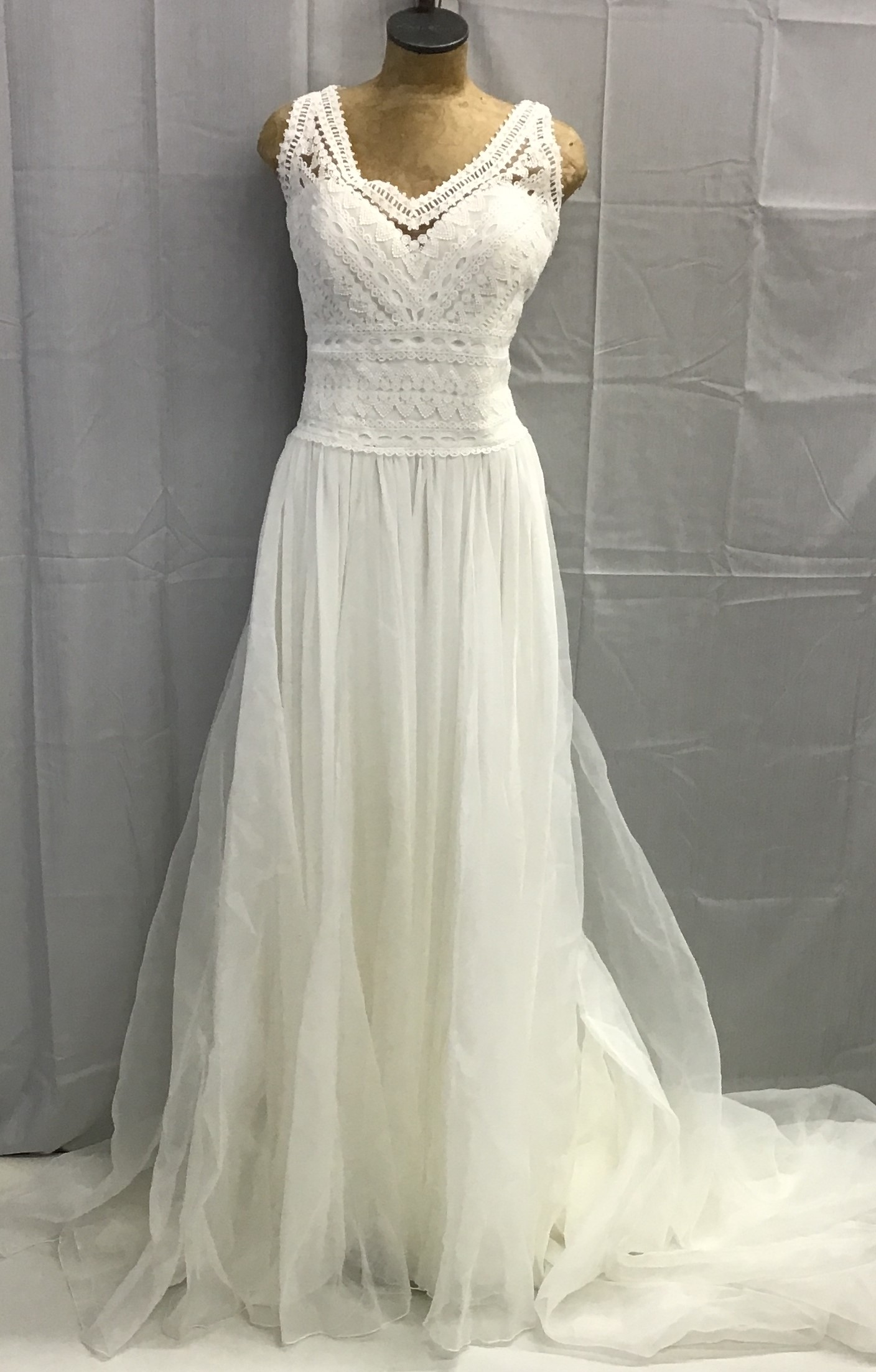 Prononias Women Bridal Gown, White Chiffon Gown Size 14