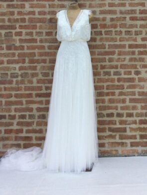 Pronovias Women Bridal Gaown, Cream Lace Gaown Size 8
