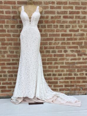 Essence Women Bridal Gown, Cream Lace Gown Size 8