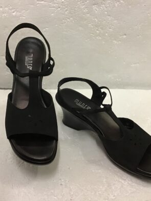Munro American Women Black Strappy Leather Open Toe Sandal Size 9.5