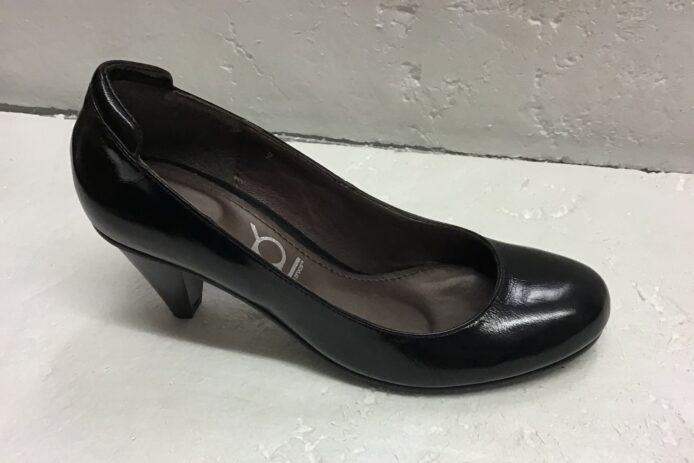 You by Crocs Black Patent Leather Heel Size 9 - Image 6
