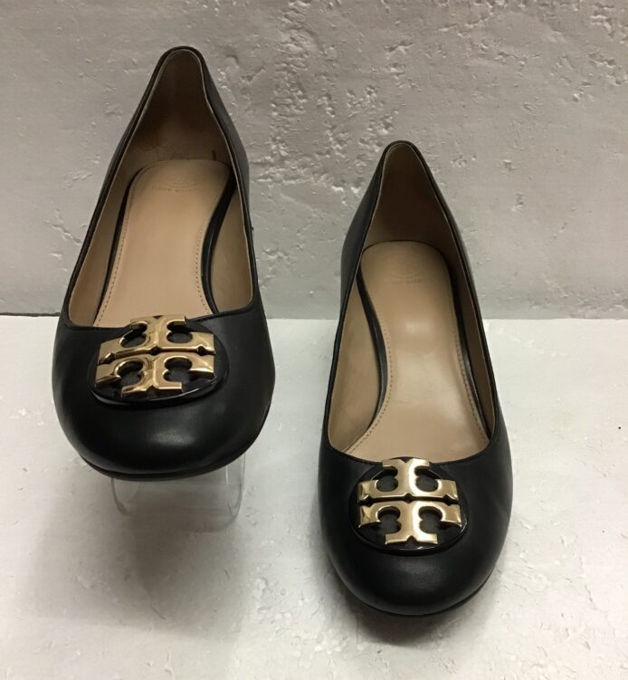 Tory Burch, Women Black Slip On Pumps w Signature Medalion on Toe Size 9.5 - Image 7