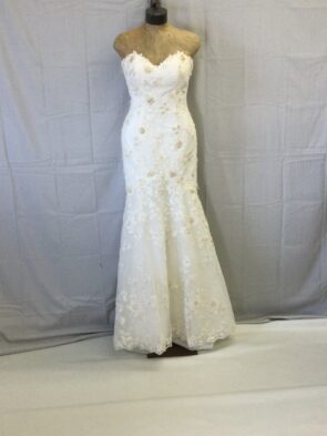 Casablanca White Lace Gown w Rasied Flowers Size 10
