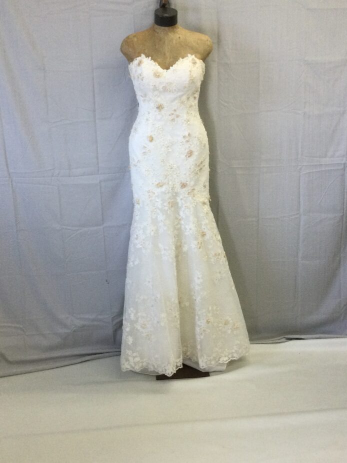 Casablanca White Lace Gown w Rasied Flowers Size 10