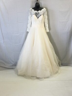 Casablanca Ivory Lace Gown Size 8
