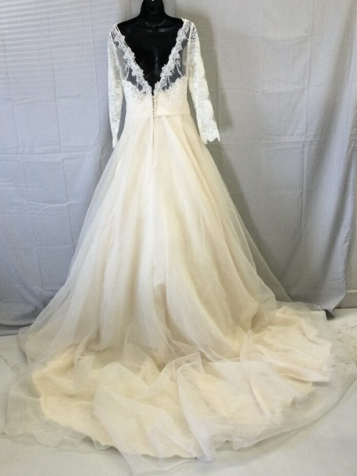Casablanca Ivory Lace Gown Size 8 - Image 2