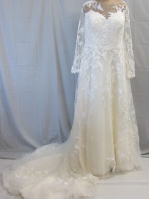 Essense of Australia Antique Ivory Lace Bridal Gown Size 24