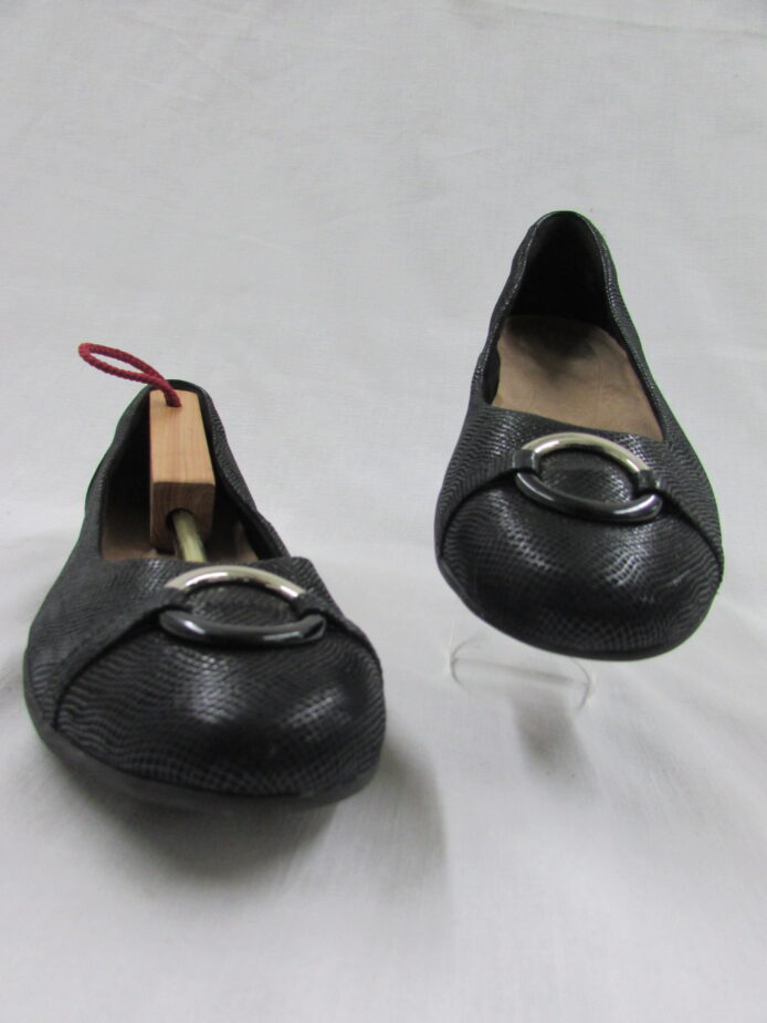 Unstructured by Clarks Slip-on Flats Size 9