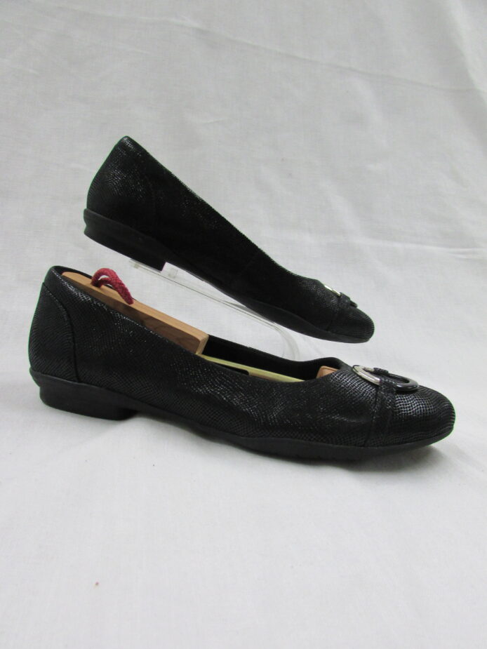 Unstructured by Clarks Slip-on Flats Size 9 - Image 2