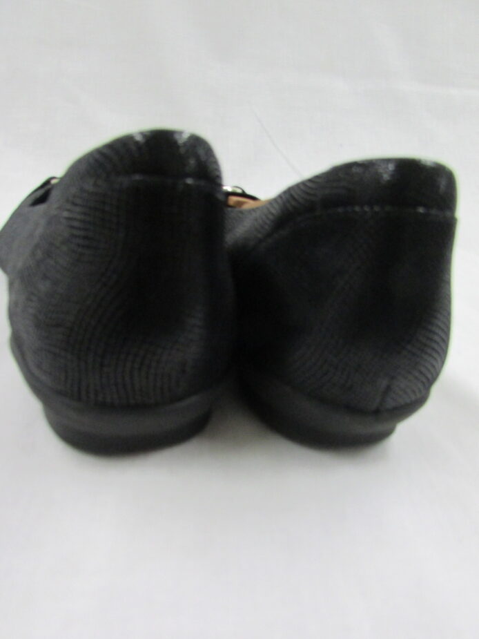 Unstructured by Clarks Slip-on Flats Size 9 - Image 3
