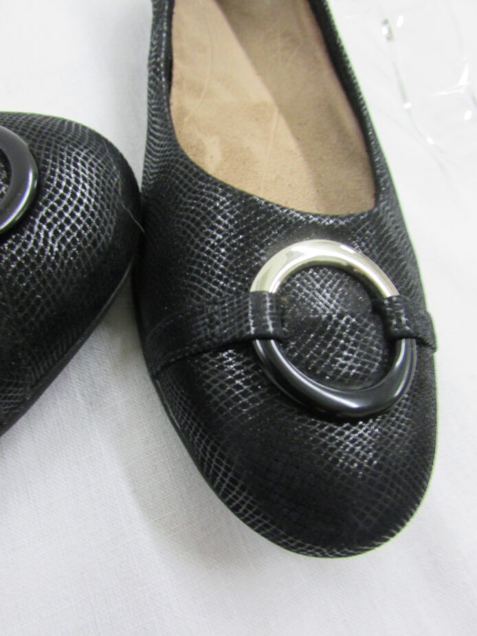Unstructured by Clarks Slip-on Flats Size 9 - Image 4