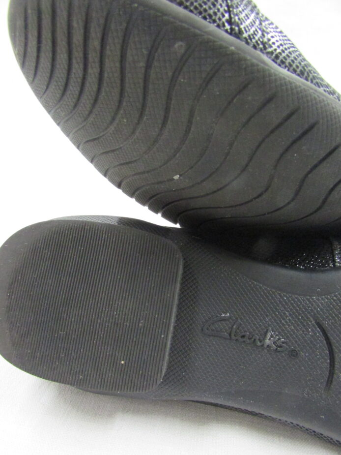 Unstructured by Clarks Slip-on Flats Size 9 - Image 5