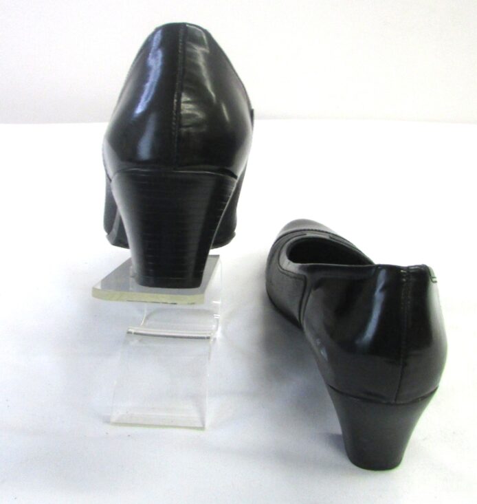 Munro American Women's Black Slip-on Pumps Size 8 - Image 4