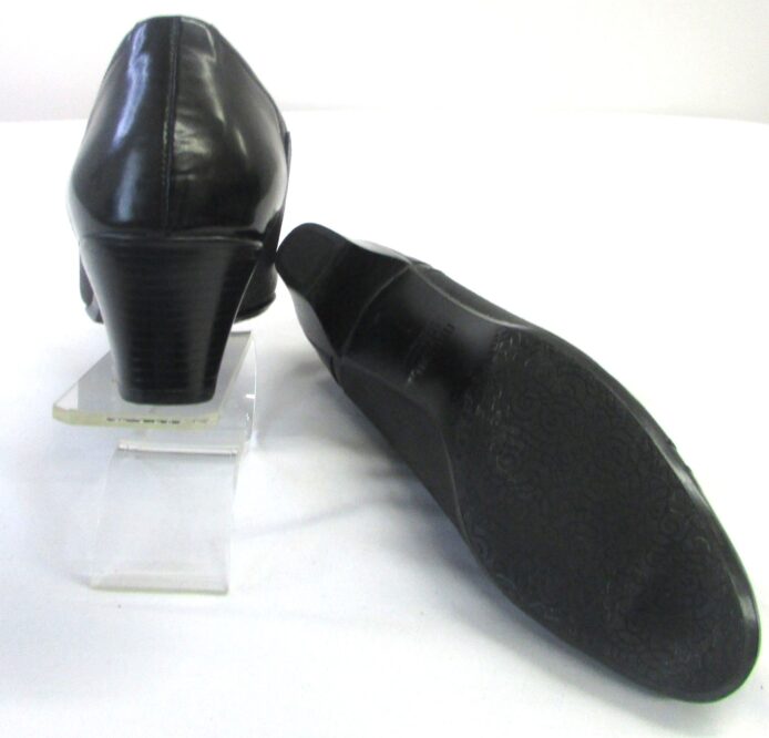Munro American Women's Black Slip-on Pumps Size 8 - Image 5
