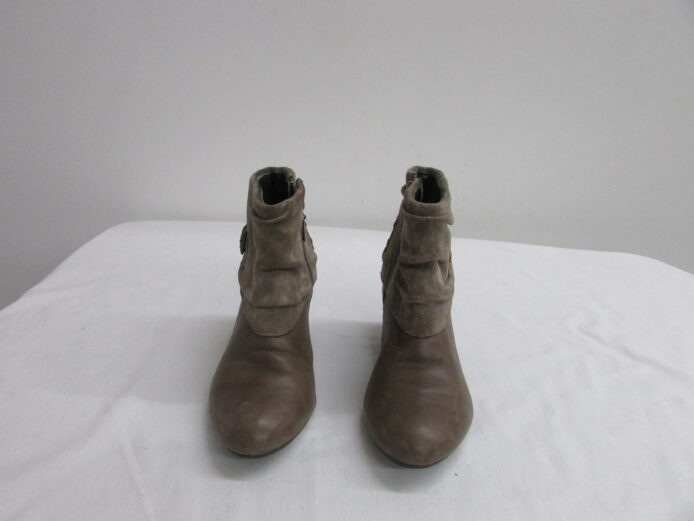 Clarks Air Ankle Wedge Boot Size 6 - Image 2