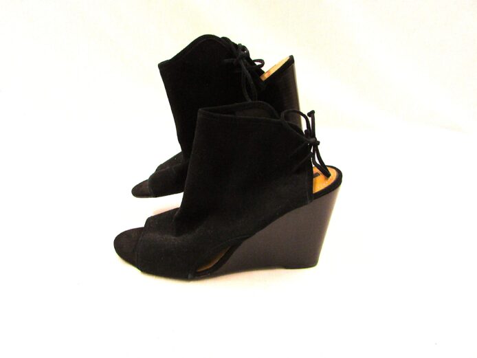 Tahari Black Wedge Heel Size 10 - Image 4