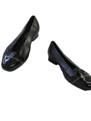 Van Eli Slip On Flats Size 8.5W