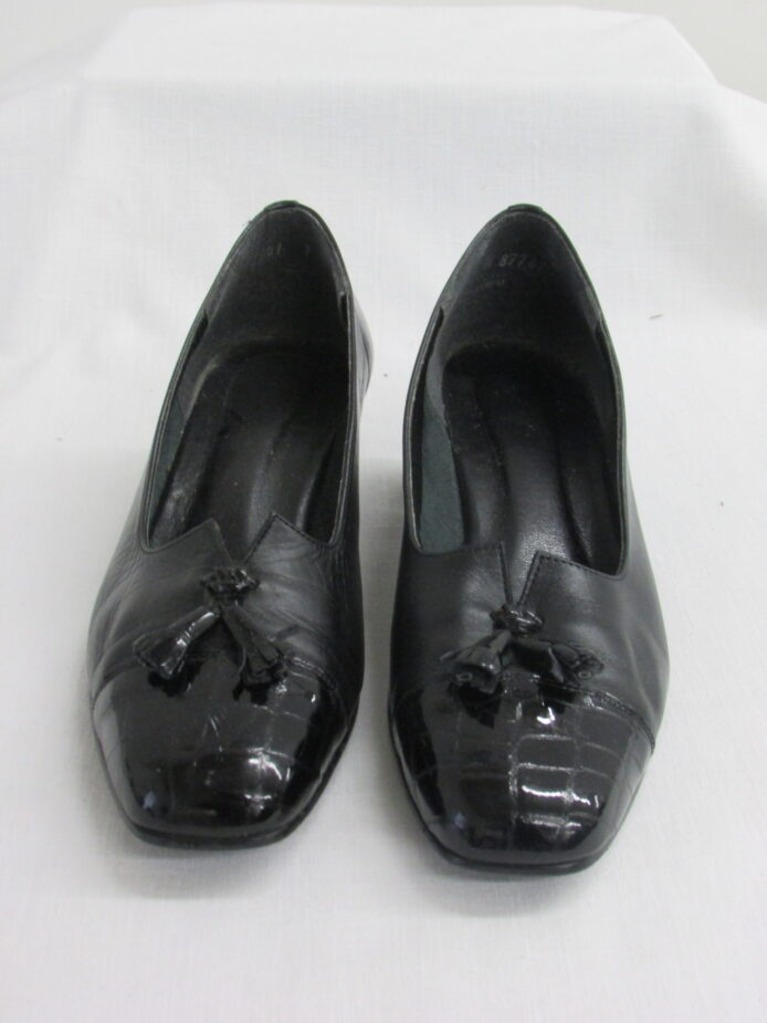 Unbranded Vintage Pumps Size 7.5 - Image 2