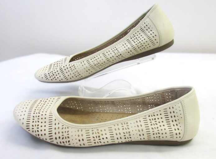 Croft & Barrow Women's Memory Foam Slip-On Cream Flats Size 11 - Image 3