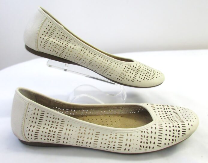 Croft & Barrow Women's Memory Foam Slip-On Cream Flats Size 11 - Image 5