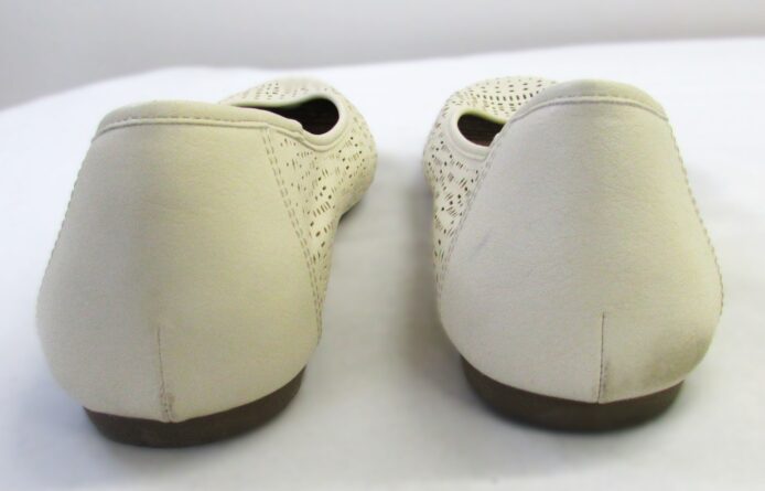 Croft & Barrow Women's Memory Foam Slip-On Cream Flats Size 11 - Image 6