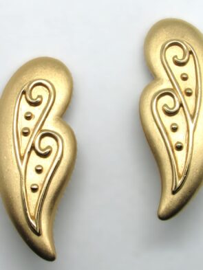 Vintage Signed Monet Brushed Gold Tone Paisley Shaped w/Details Clip On Earrings