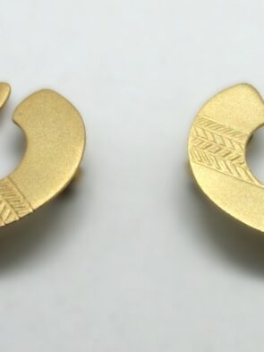 Vintage Signed Ben Amun Matte Gold Tone Detailed Open Circle Clip On Earrings