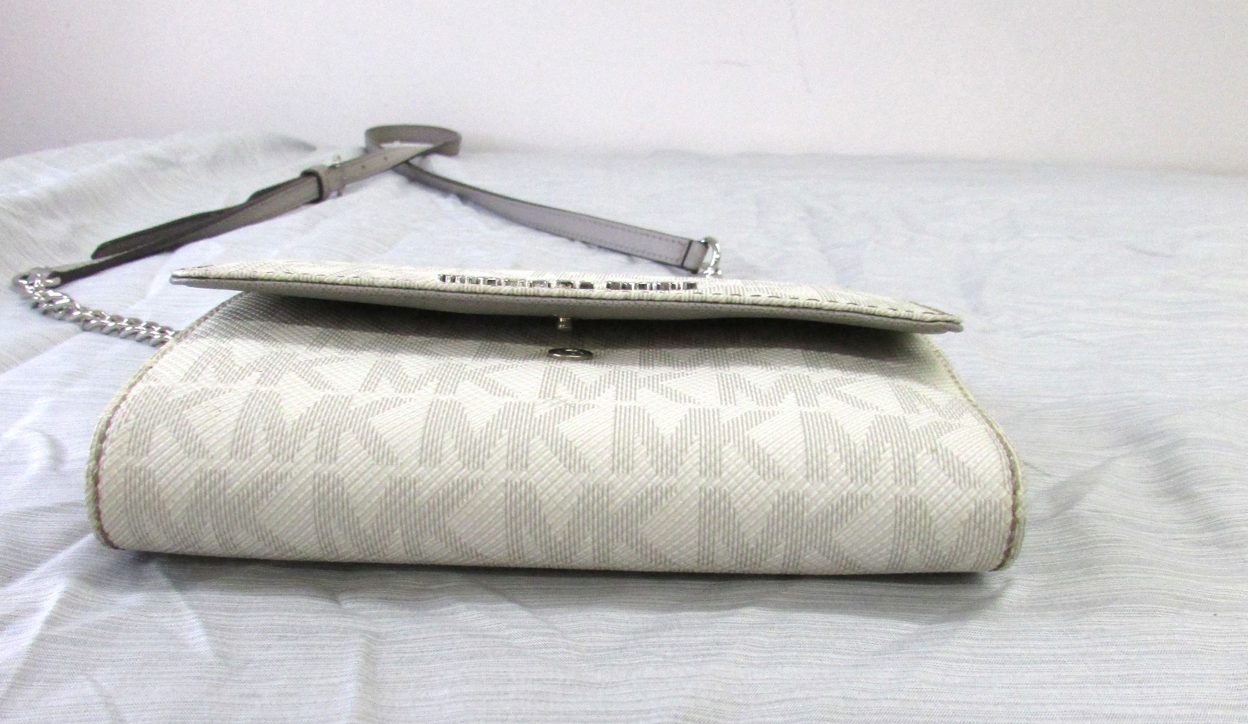 Michael Kors Vintage White Clutch w Strap - Image 3