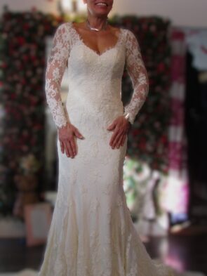 Pronovias White Lace Long Sleeve Bridal Gown Size 10