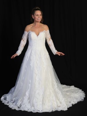 Pronovias Barcelona Off White Tulle and Lace Bridal Gown Size 14