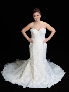 Essence of Austrila Ivory Lace Bridal Gown Size 12